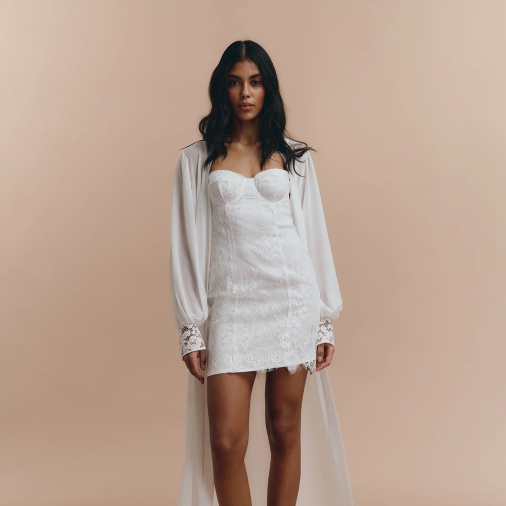 Elegant White Lace Robe